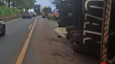 Carreta carregada de arroz tomba e interdita MGC-497 entre Uberlândia e Prata