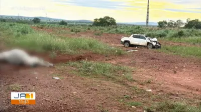 Carro colide com boi na BR-242 e mata dois homens no Tocantins