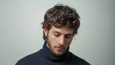 Chay Suede estreia no teatro com monólogo autobiográfico no Rio