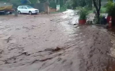 Chuva transforma estrada em Jurucê (SP) em correnteza e causa prejuízos de R$ 10 mil