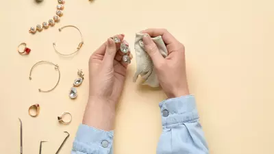 Como limpar bijuterias em casa: 3 métodos simples para recuperar o brilho