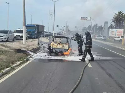 Fiat Uno é consumido por chamas na Avenida Assis Chateaubriand, em Maceió