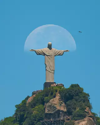 Fotógrafo flagra lua 'abraçando' o Cristo Redentor em raro alinhamento anual