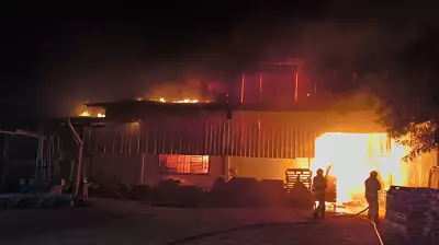 Incêndio de Grandes Proporções Consome Fábrica de Embalagens em Pelotas