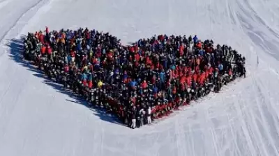 Incêndio fatal na Suíça: drone mostra coração na neve em homenagem às 40 vítimas