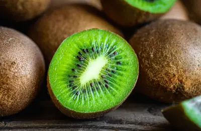 Kiwi aumenta vitamina C na pele em 50% e renova células, diz estudo