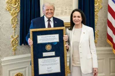 María Corina Machado presenteia Trump com sua medalha do Nobel da Paz 2025