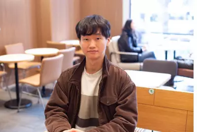 Matemático coreano de 31 anos resolve enigma de 60 anos do 'sofá móvel'