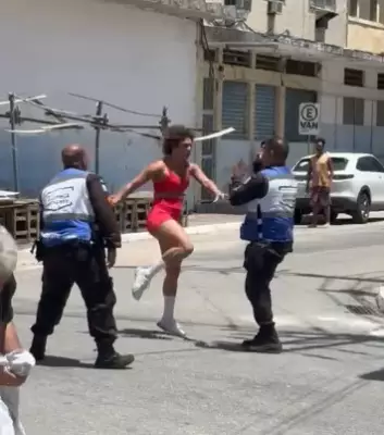 Mulher de 30 anos agride companheiro e agentes em Japeri; vídeo viraliza