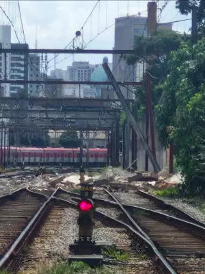 Muro cai sobre trilhos da CPTM no Brás e interrompe Linha 12-Safira