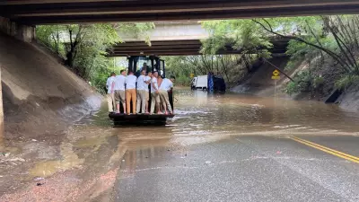 Ônibus com 25 detentos fica preso em alagamento em Campinas; resgate com pá carregadeira