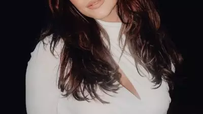 Paolla Oliveira celebra 2026 com fotos elegantes em praia deserta