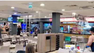 Teto de Carrefour desaba em Porto Alegre durante temporal; homem morre