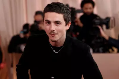 Timothée Chalamet brilha solo no Globo de Ouro 2026 sem Kylie Jenner