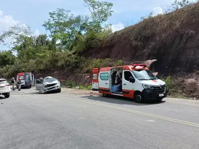 Turistas sofrem ferimentos após carro capotar e pegar fogo em Maceió