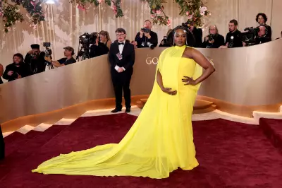 Wunmi Mosaku revela gravidez no tapete vermelho do Globo de Ouro 2026