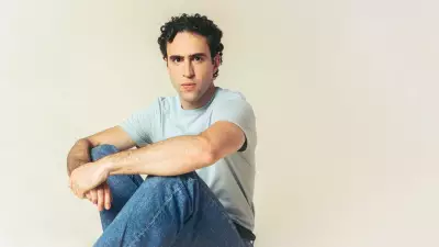 Zeca Veloso lança nova música e recebe recado de Caetano no Domingão com Huck