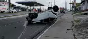 Acidente com capotamento interdita avenida Tancredo Neves em João Pessoa