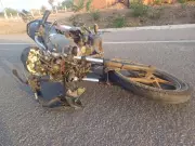 Acidente com moto mata uma pessoa e fere outra na BR-323 em Salgueiro