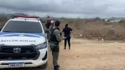 Adolescente de 17 anos é encontrado morto com mãos algemadas em estrada de terra de Caruaru