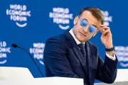 Ações da iVision Tech disparam 30% após Macron usar óculos da marca em Davos
