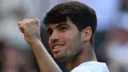 Alcaraz vence na estreia do Australian Open e mira feito histórico