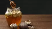 Alho e mel: 4 benefícios para a saúde e receita de fermentado natural