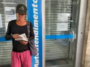 Aposentados dormem na calçada do INSS em Porto Alegre após falha no sistema