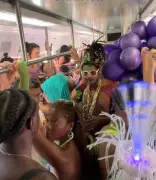 Bloco Caxias Water Planet reúne multidão em Duque de Caxias com tema mitológico