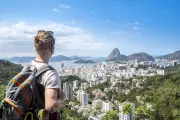 Brasil bate recorde histórico com 9,3 milhões de turistas estrangeiros em 2025