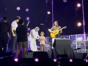 Caetano Veloso acolhe neto no palco do Festival de Verão em Salvador