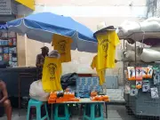 Camelôs do Recife vendem camiseta de Wagner Moura em 'O Agente Secreto'