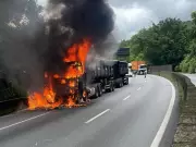 Caminhão com 74 toneladas de açúcar pega fogo na Rodovia Anchieta, em SP