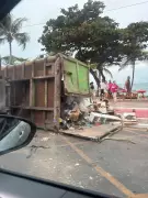 Caminhão de Coleta de Lixo Tombou na Orla de Maceió, Ferindo Gari