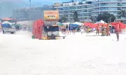 Carrinho de churrasco pega fogo na Praia do Forte em Cabo Frio