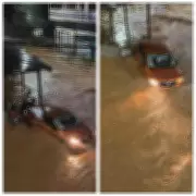 Carro é arrastado por correnteza em Santa Luzia; moradores resgatam motorista com segurança