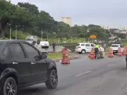 Carro capota na Avenida Teotônio Vilela em São José dos Campos
