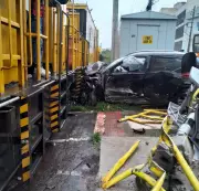 Carro colide com trem em passagem de nível no Centro de Barra Mansa