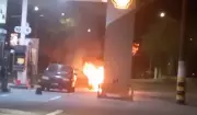 Carro pega fogo após abastecer em posto de Campinas; veja vídeo