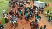 Cavalgada em Uberlândia reúne 100 cavaleiros e 10 comitivas em celebração à cultura sertaneja