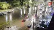 Chuva intensa alaga ruas e ilha carros em Caraguatatuba na virada do ano