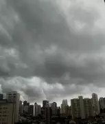Chuva intensa em SP causa estado de atenção, afogamento e desabamentos