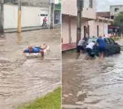 Chuvas causam alagamentos e protesto com canoa em Cabo Frio