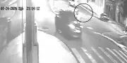 Câmera flagra fuga de motorista após atropelar moto com casal em Jaú