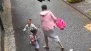 Câmera flagra mãe agredindo filha em calçadão de Franca; família é acompanhada
