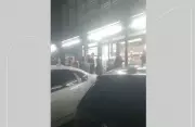 Confronto entre taxistas e motorista de aplicativo gera tumulto em supermercado de Petrópolis