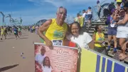 Corredor homenageia 40 anos de casamento na chegada da Corrida de Reis em Cuiabá