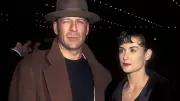 Demi Moore revela ritual de Bruce Willis com Neil Diamond em evento de Kate Hudson