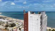 Demolição do Seara Praia Hotel em Fortaleza: drone registra fim de marco de 40 anos