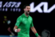 Djokovic vence Sinner em batalha épica e enfrenta Alcaraz na final do Australian Open 2026